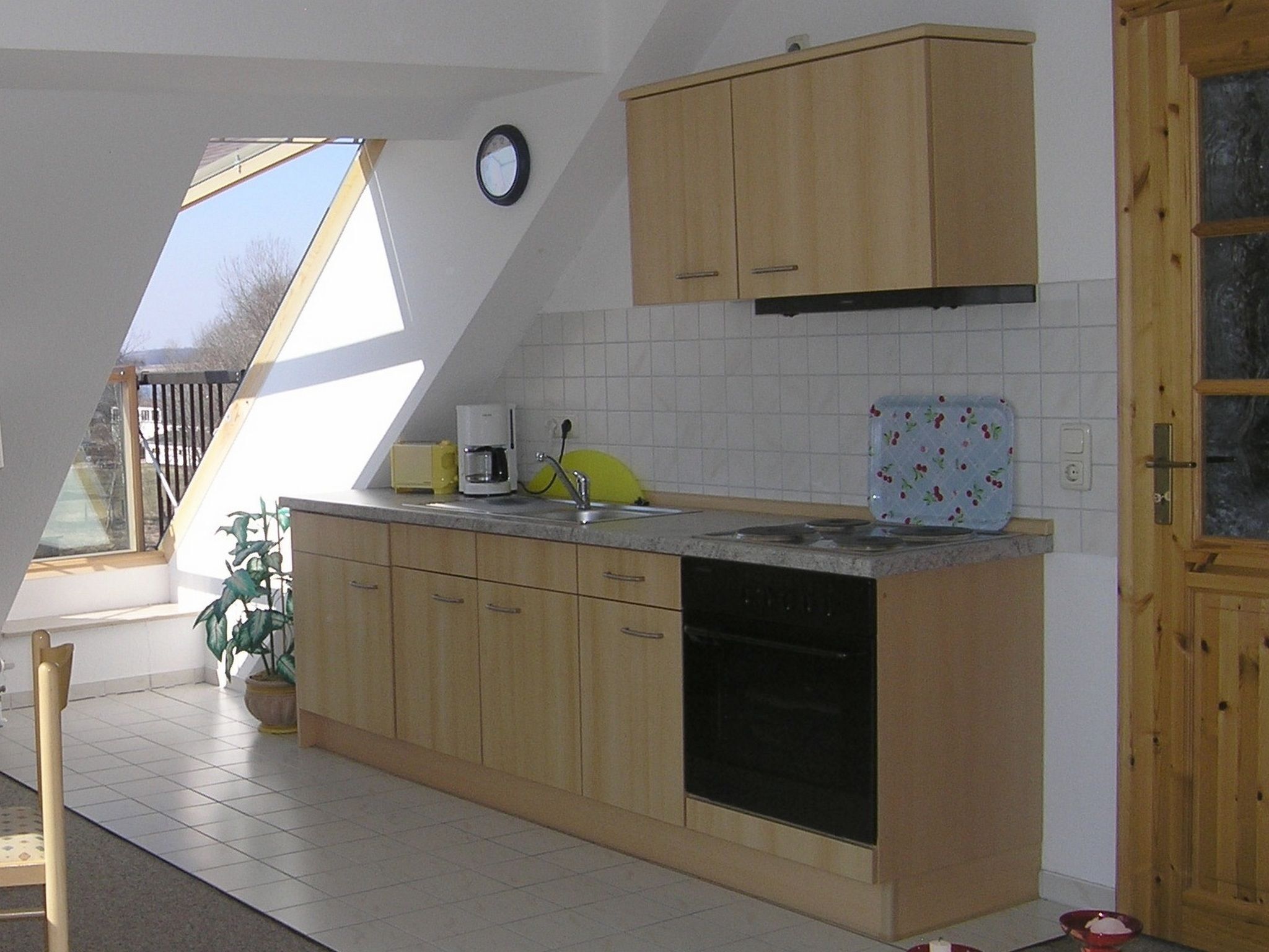 Kühlschrank, Mikrowelle, Ofen, Wasserkocher mit Kaffee-/Teezubehör