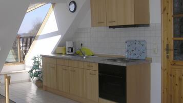 Kühlschrank, Mikrowelle, Ofen, Wasserkocher mit Kaffee-/Teezubehör