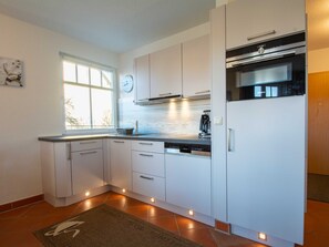 Kühlschrank, Ofen, Geschirrspüler, Wasserkocher mit Kaffee-/Teezubehör