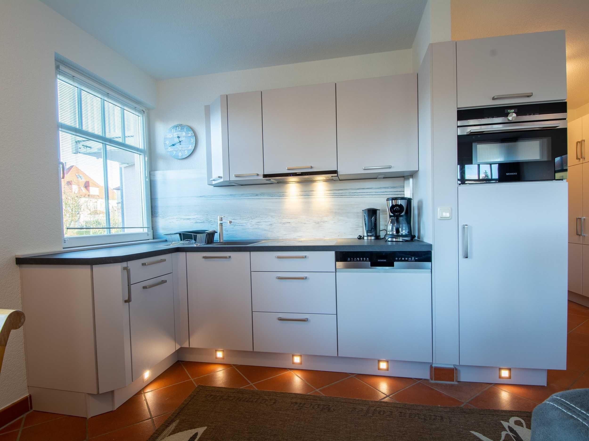 Réfrigérateur, four, lave-vaisselle, cafetière/bouilloire