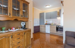 Geladeira, cooktop, lava-louças, cafeteira/chaleira