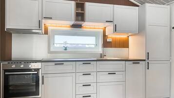 Kjøleskap, kokeplater, oppvaskmaskin og kaffetrakter/tekoker