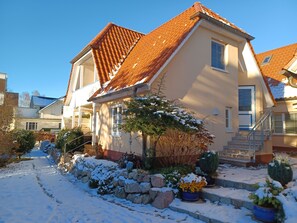 Unclassified image, 2 of 32, button