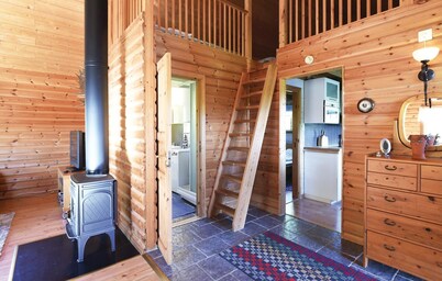 Cozy home in Långserud with jacuzzi