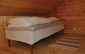 2 bedrooms, travel cot, free WiFi, bed sheets
