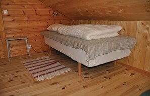 2 bedrooms, travel cot, free WiFi, bed sheets