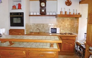 Refrigerador, parrilla de estufa, lavavajillas y cafetera y tetera 