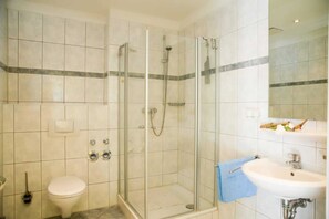 Unclassified image, 2 of 11, button - (82) 3-room apartment - apartment house Sonnenresidenz I (Kühlungsborn)