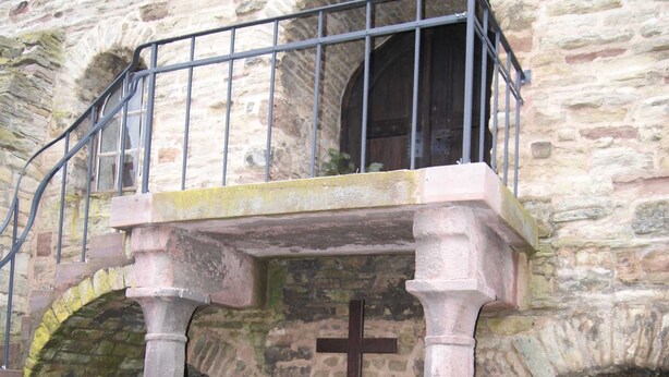 A stone building with a balcony, arched doorways, and a cross. - Apartment OG - Apartment / DZ Blesse Allstedt (Allstedt)