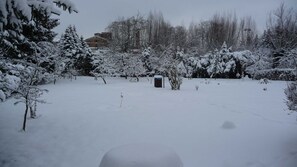 A snowy outdoor area with trees and a small structure. - Apartment OG - Apartment / DZ Blesse Allstedt (Allstedt)