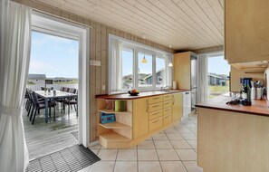 Kjøleskap, kokeplater, oppvaskmaskin og kaffetrakter/tekoker