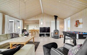 TV, peis, DVD-spiller og fotballspill