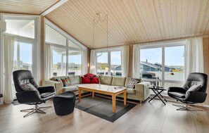 TV, peis, DVD-spiller og fotballspill