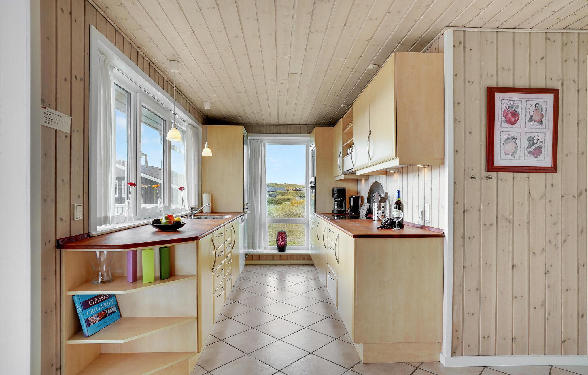 Réfrigérateur, plaque de cuisson, lave-vaisselle, cafetière/bouilloire