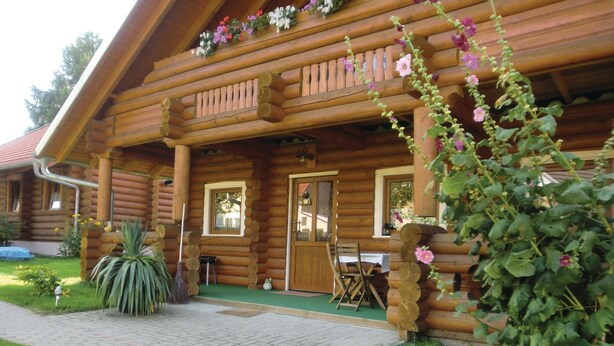 A log cabin with a porch, a dining area, and a small garden. - Cozy home in Harzgerode/Dankerode (Harzgerode/Dankerode)