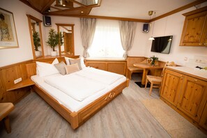 1 habitación, caja de seguridad en la habitación y escritorio 