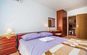 3 bedrooms, in-room safe, free WiFi, bed sheets