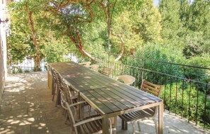 Outdoor dining - Pet friendly home in Montagnac (Montagnac)
