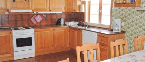 Een koelkast, een kookplaat, een vaatwasser