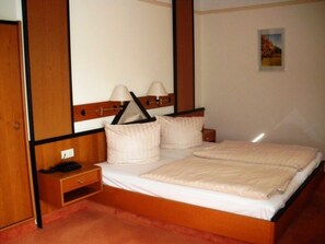 1 chambre, bureau, lit parapluie, draps fournis