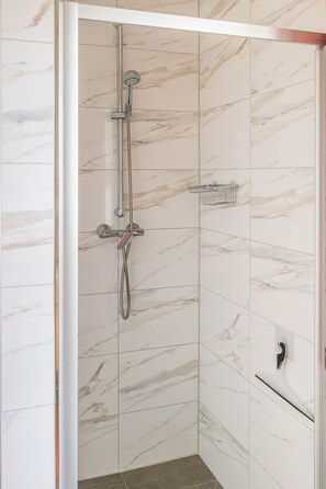 Shower, hair dryer, towels - FH Herve, Monica GM 69206-FH Cather (Graal-Müritz)