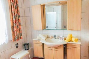 Regadera, secadora de cabello, toallas 