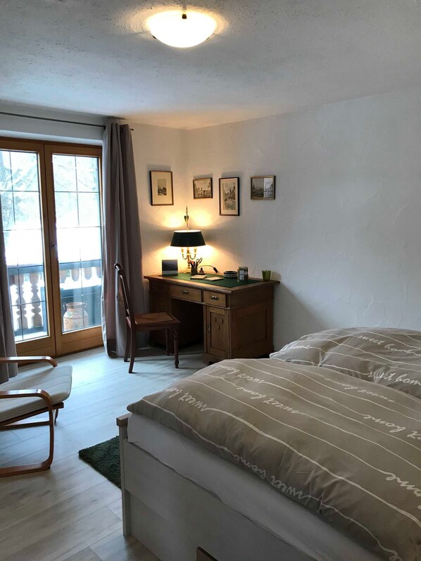 2 chambres, coffre-fort, bureau, fer et planche à repasser