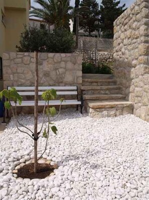 Property grounds - Holiday apartment with terrace (Mali Lo����������inj)