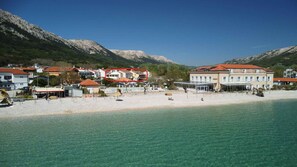Una spiaggia nelle vicinanze
