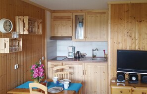 Kühlschrank, Herdplatte, Wasserkocher mit Kaffee-/Teezubehör