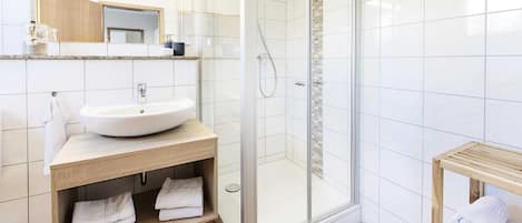 Dusche, Haartrockner, Handtücher