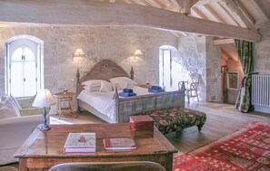 6 bedrooms, travel crib, free WiFi, bed sheets
