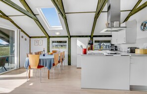 Kylskåp, spishäll, diskmaskin och kaffe- och tebryggare