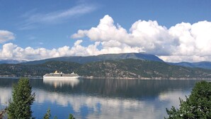 A cruise ship on a calm lake with mountains in the background. - Amazing home in Jondal with WiFi (Jondal)