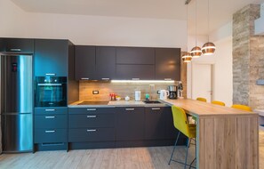Fridge, microwave, stovetop, dishwasher