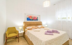 2 bedrooms, travel crib, free WiFi, bed sheets