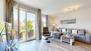 Flatskjerm-TV og peis