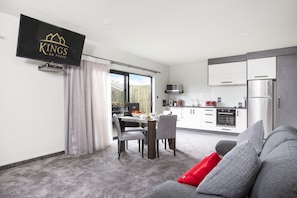 Apartamento superior, 1 quarto | Cozinha privada | Geladeira grande, micro-ondas, fogão, cooktop