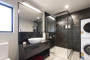 Superior-lejlighed - 2 soveværelser | Badeværelse | Bruser, gratis toiletartikler, hårtørrer, badekåber