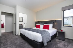 Premium bedding, in-room safe, individually furnished, soundproofing - Kings On Peace (Rotorua)