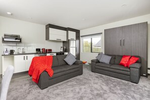 Superior Apartment, 1 Bedroom | Living area | Flat-screen TV - Kings On Peace (Rotorua)