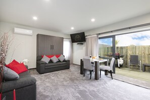 Superior Apartment, 1 Bedroom | Living area - Kings On Peace (Rotorua)
