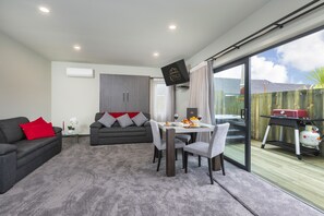 Superior Apartment, 1 Bedroom | Premium bedding, in-room safe, individually furnished, soundproofing - Kings On Peace (Rotorua)
