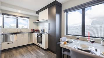 Appartamento Superior, 2 camere da letto | Cucina privata | Frigorifero con congelatore, microonde, forno, piano cottura