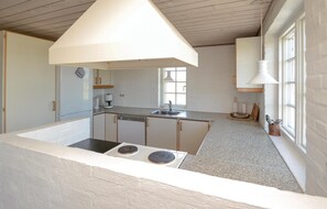 Fridge, stovetop, dishwasher, coffee/tea maker - Stunning home in Fanø with sauna (Fanø)