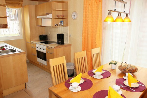 Kühlschrank, Mikrowelle, Ofen, Geschirrspüler