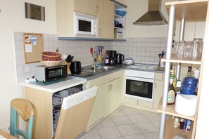 Fridge, microwave, oven, dishwasher - Haus Heidelbeere 26 - Holiday apartment Heidelbeere (Graal-Müritz)