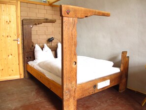 1 bedroom, bed sheets