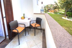 Outdoor dining - Holiday apartment with air conditioning and barbecue (Baška)