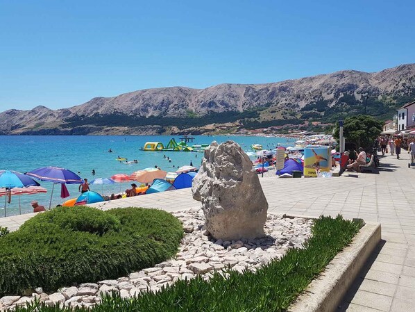 Beach nearby - Holiday apartment with terrace and air conditioning (Baška)
